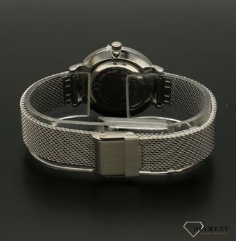 Zegarek damski na bransolecie Bruno Calvani BC3086 SILVER. Tarcza zegarka okrągła w kolorze srebrnym z wyraźnymi cyframi czarnymi, wskazówki w kolorze niebieskim. Dodatkowym atutem zegarka jest wyraźne logo (2).jpg
